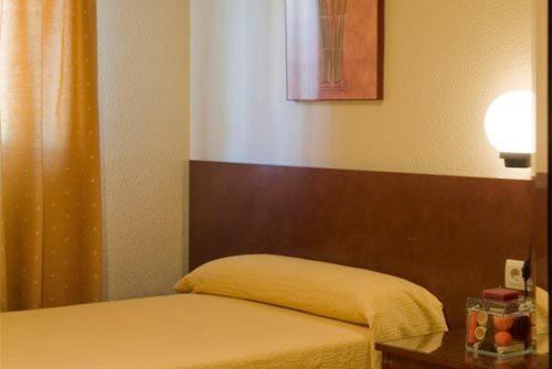 Hotel Avenida Requena Extérieur photo
