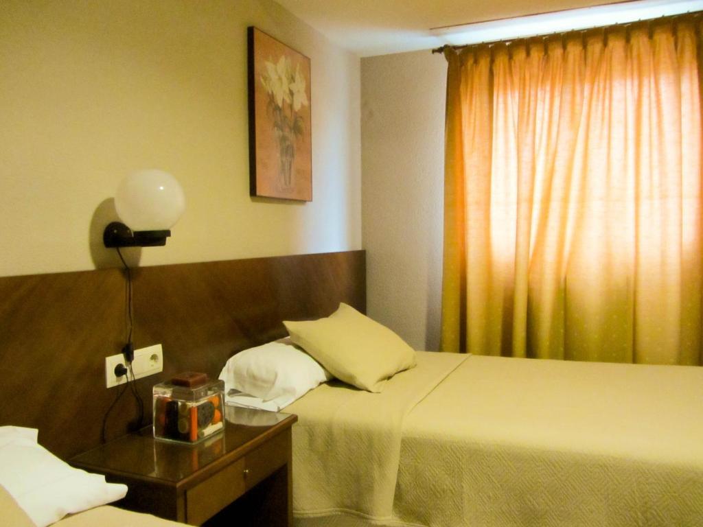 Hotel Avenida Requena Chambre photo