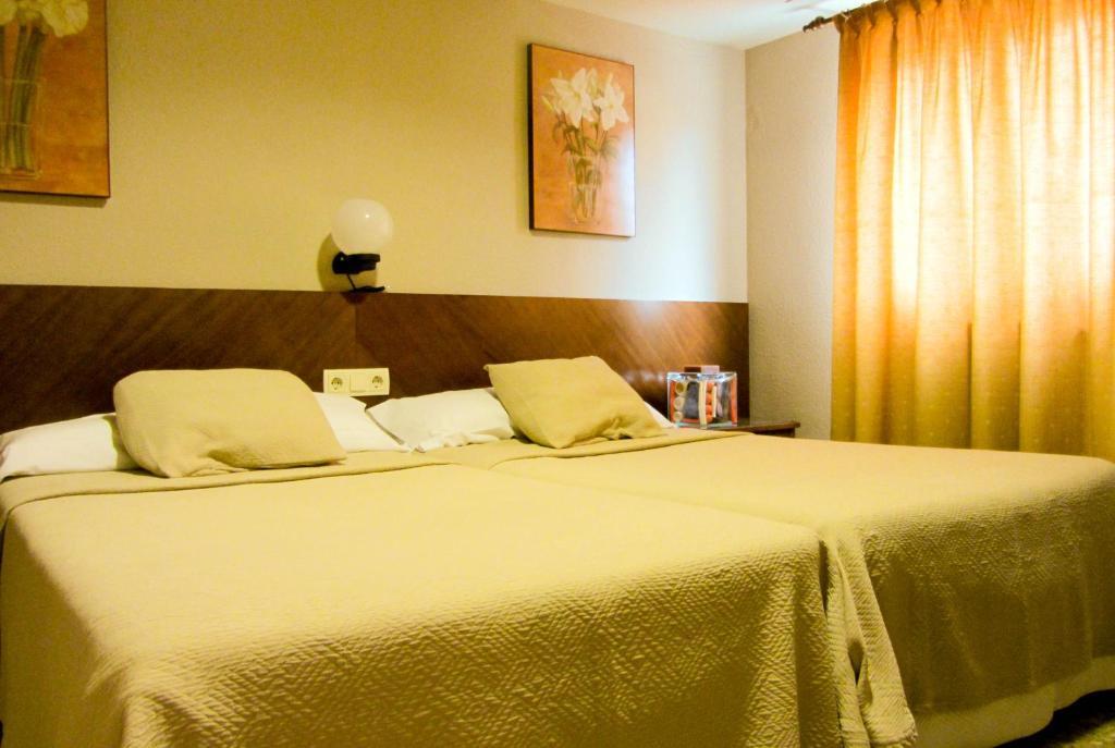 Hotel Avenida Requena Chambre photo