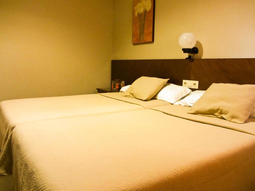 Hotel Avenida Requena Chambre photo