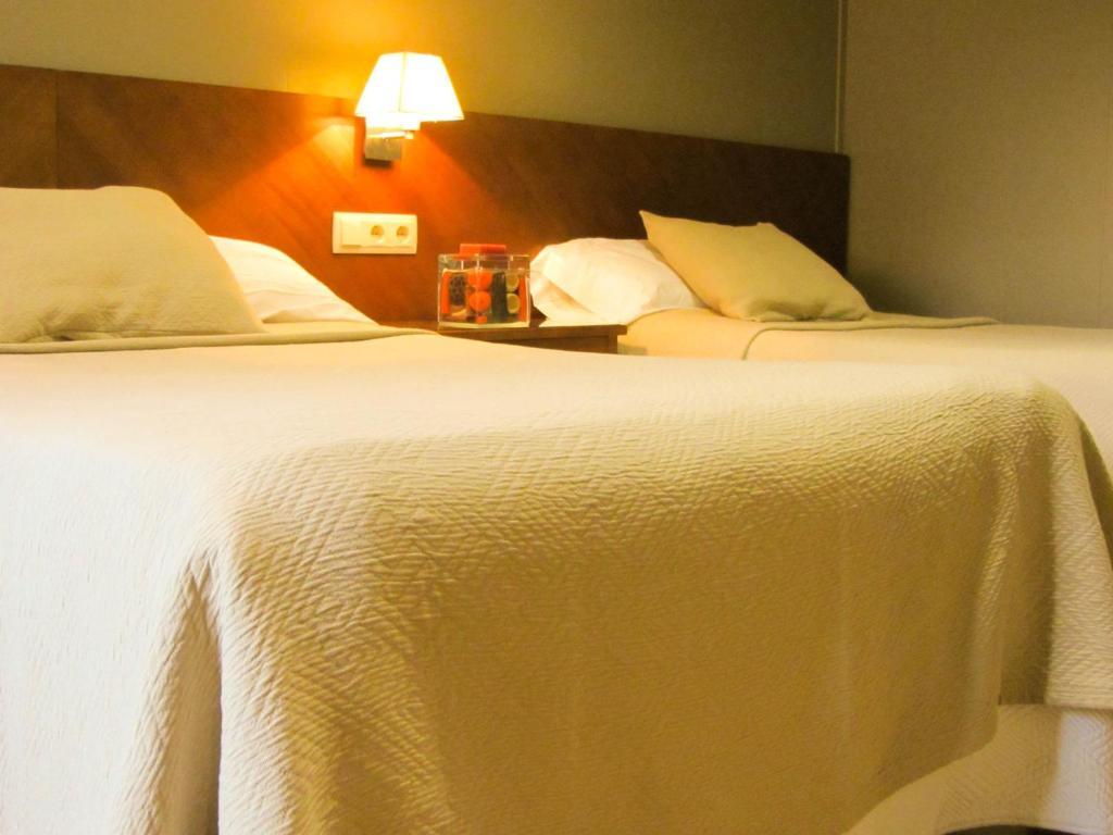 Hotel Avenida Requena Chambre photo