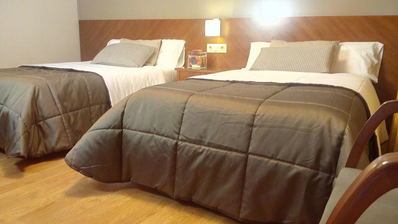 Hotel Avenida Requena Extérieur photo