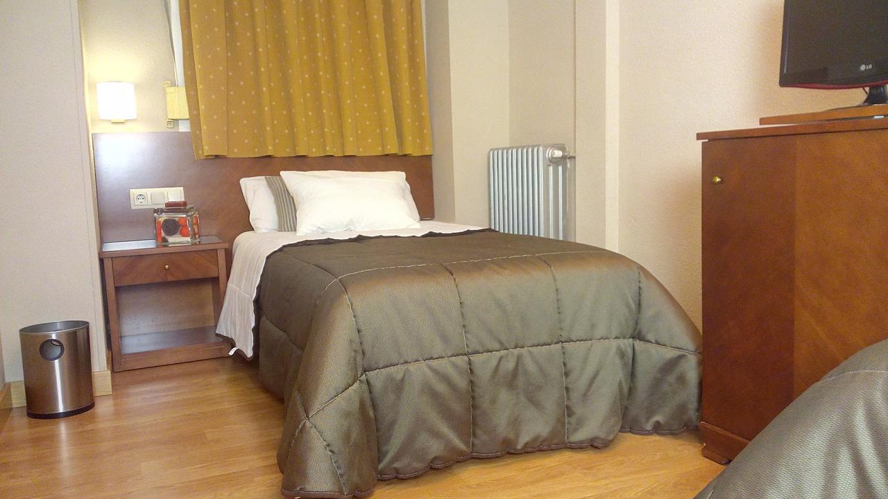 Hotel Avenida Requena Extérieur photo