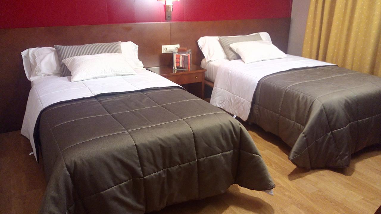 Hotel Avenida Requena Extérieur photo