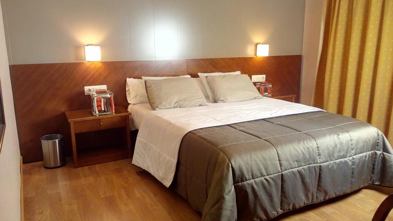 Hotel Avenida Requena Extérieur photo